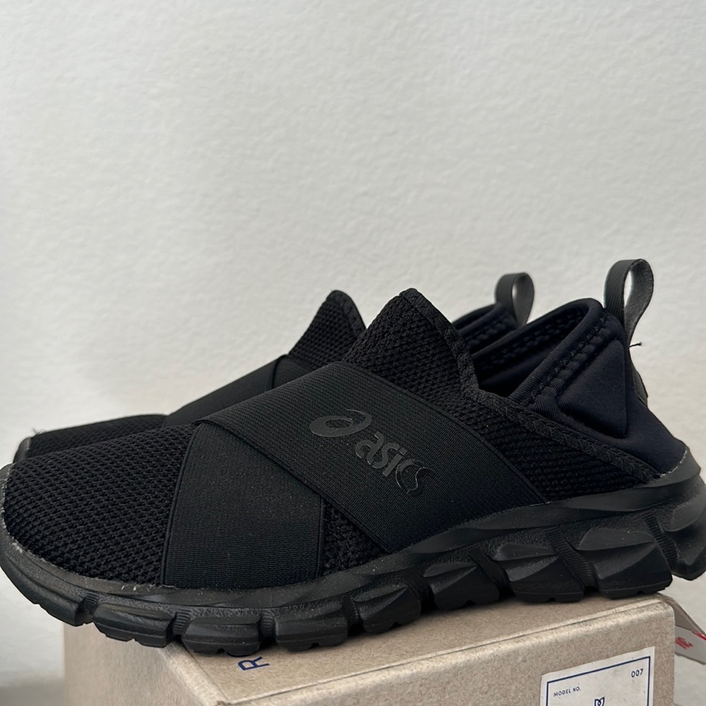 Women’s size 5 ASICS